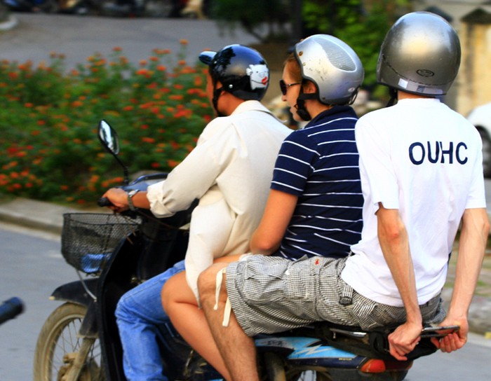 Theo luật pháp Việt Nam, người nước ngoài không có thân phận ngoại giao theo quy định của pháp luật và thông lệ quốc tế ký giữa các nước vẫn bị điều chỉnh bằng các chế tài của Việt Nam. Khi điều khiển phương tiện giao thông trên đường vẫn phải có giấy tờ và chấp hành quy định an toàn giao thông.